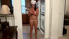 Conoce a un chef aficionado al que le gusta cocinar desnudo