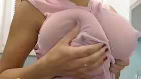 El más mínimo apretón hace que sus tetas produzcan leche